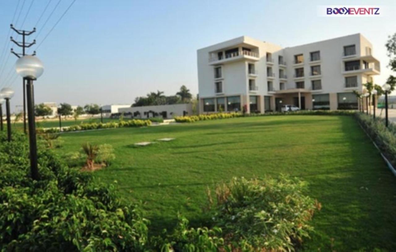 Hotel Krsna Lila By The Blues Sānand Exterior foto